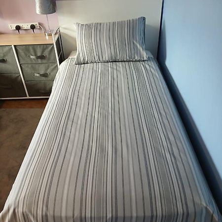 Twin Room In Prescot Homestay Bagian luar foto