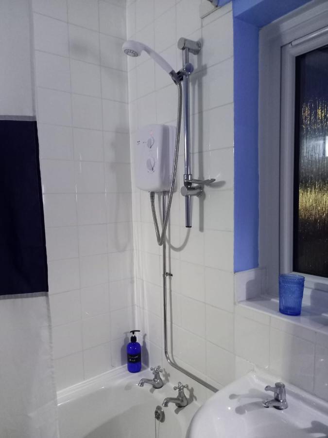 Twin Room In Prescot Homestay Bagian luar foto